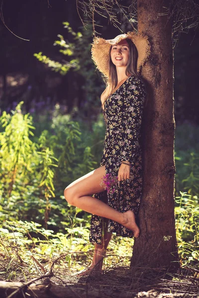 Young Woman Summer Hat Standing Tree — Stock Photo, Image