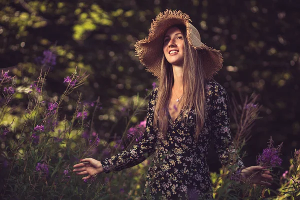 Jeune Femme Avec Chapeau Été Entouré Fleurs Violettes — Photo