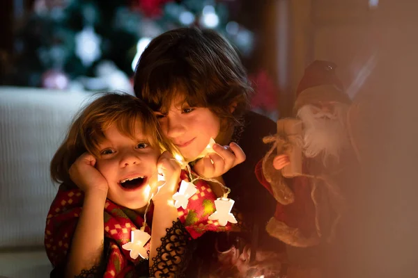 Dziewczynki Siostry Leżące Podłodze Lampkami Świątecznymi — Zdjęcie stockowe