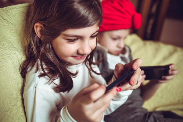 Bambine Che Giocano Sui Loro Telefoni Cellulari — Foto Stock
