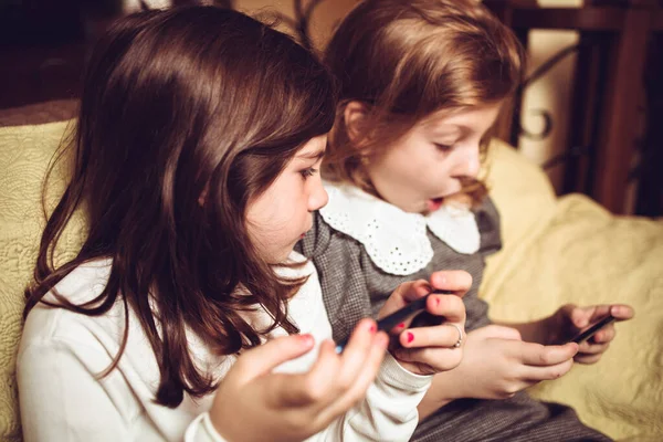 Маленькі Дівчата Грають Ігри Своїх Мобільних Телефонах — стокове фото