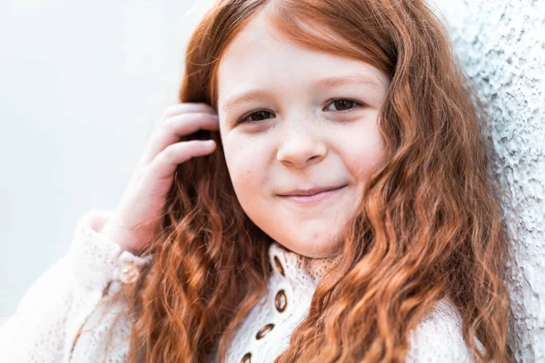 Retrato Cerca Una Linda Pequeña Pelirroja —  Fotos de Stock