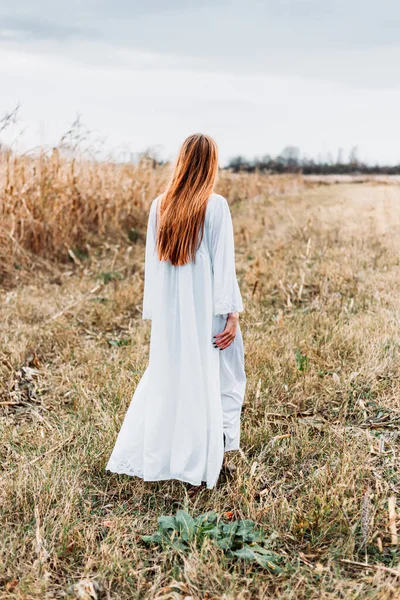 Retrato Aire Libre Hermosa Chica Camisón Blanco Caminando Campo Maíz — Foto de Stock