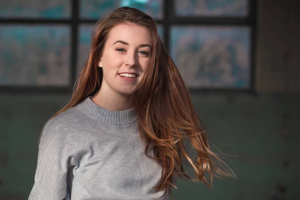 Nettes Rothaariges Teenager Mädchen Türkisfarbenem Pullover Das Lächelt Menschliche Emotionen — Stockfoto