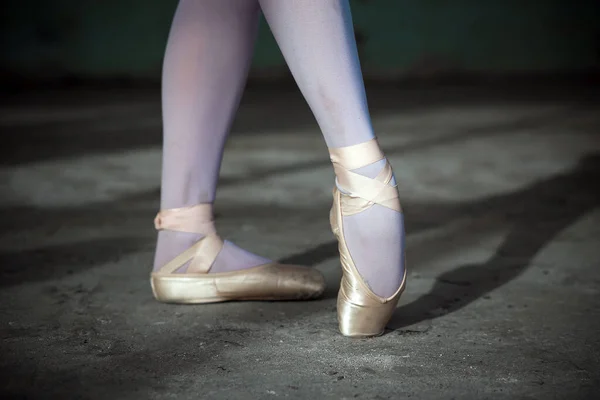 Photo Ballerinas Toe Walking Old Building Rustic Surrounding Ballet Artistic — Stock Photo, Image