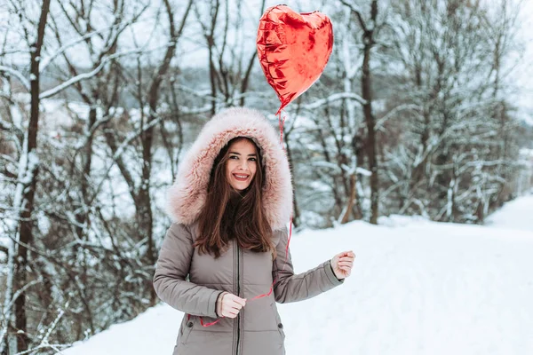 Dziewczyna Futrze Trzyma Czerwony Hel Kształcie Serca Balon Walentynki — Zdjęcie stockowe