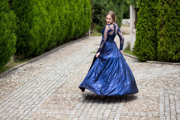 Schöne Mädchen Glamourösem Ultramarinem Kleid Bereit Für Ihren Abschlussball — Stockfoto