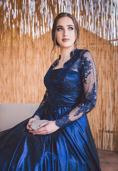 Bella Ragazza Abito Ultramarino Glamour Pronto Sua Serata Del Ballo — Foto Stock