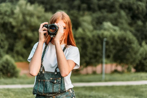 Ginger Adolescente Menina Tirando Fotos Com Câmera Espaço Cópia — Fotografia de Stock