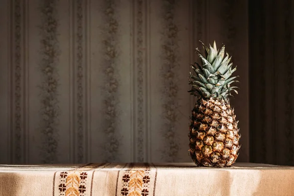 Whole Pineapple Fruit Table Copy Space — Stock Photo, Image