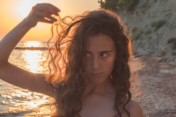 Hermosa Joven Morena Adolescente Jugando Con Pelo Playa — Foto de Stock