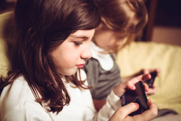 Bambine Che Giocano Sui Loro Telefoni Cellulari — Foto Stock