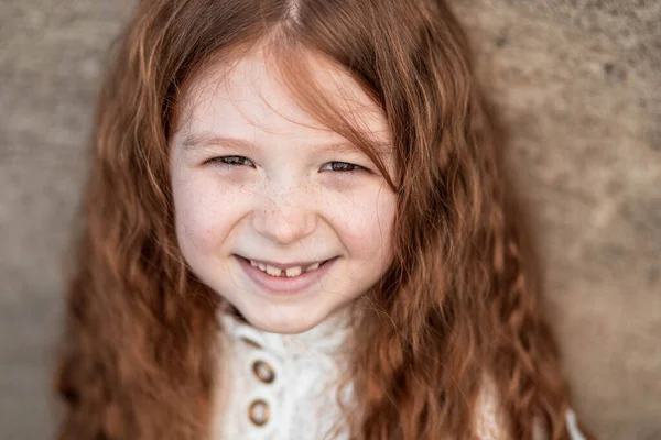 Retrato Una Linda Pequeña Pecosa Chica Pelirroja Camisa Sonriendo —  Fotos de Stock