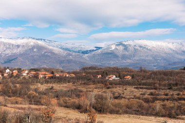Doğu Sırbistan 'daki Kurak Dağ manzaralı vadide köy evleri