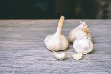 Taze beyaz sarımsak yakın plan. Boşluğu kopyala