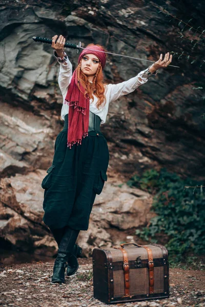 Retrato Aire Libre Una Joven Mujer Traje Pirata Sosteniendo Una — Foto de Stock