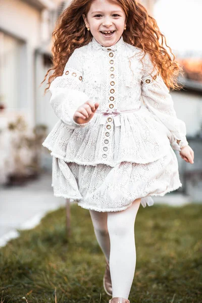 Маленька Дівчинка Імбир Білій Сукні Біжить Посмішкою Обличчі — стокове фото