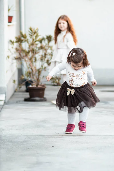 Linda Pequeña Niña Caminando Aire Libre Con Hermana Mirando Fondo —  Fotos de Stock