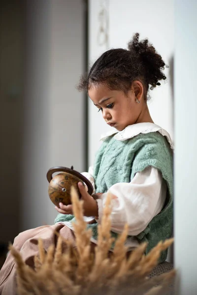 Маленька Багатонаціональна Дівчинка Дивиться Дерев Яний Глобус Своїх Руках — стокове фото