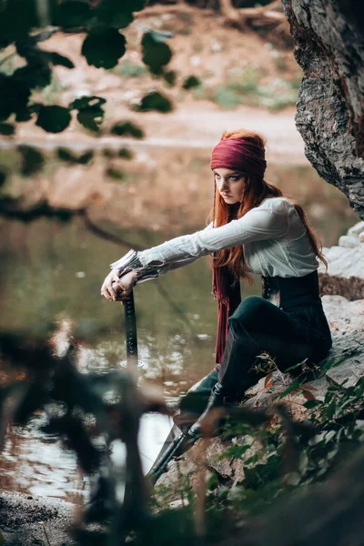 Retrato Livre Jovem Fêmea Traje Pirata Segurando Uma Espada — Fotografia de Stock