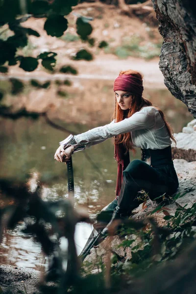 Portrait Extérieur Jeune Femme Costume Pirate Tenant Une Épée — Photo