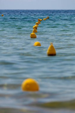 Deniz suyunda yüzen güvenli deniz şamandıraları.