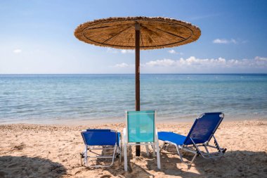 Plajda şemsiyeli boş plaj sandalyeleri