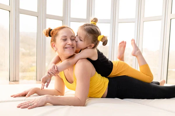 Young Fit Mom Having Loving Time Her Daughter — Stock Photo, Image
