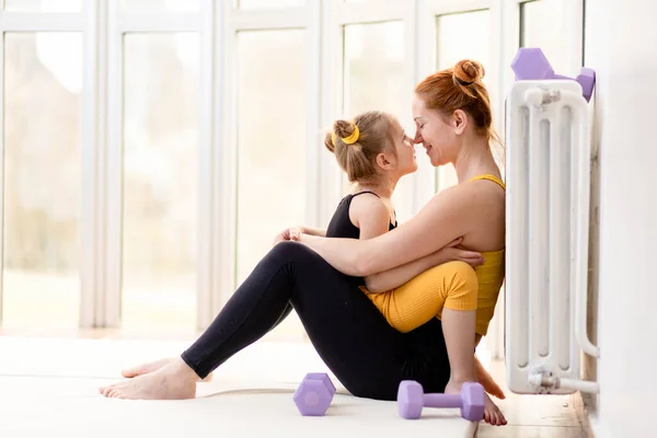 Young Fit Mom Having Loving Time Her Daughter — Stock Photo, Image