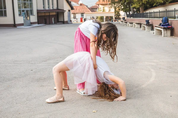 Malá Brunetka Dívka Pomáhá Její Přítel Aby Most Póza Venku — Stock fotografie