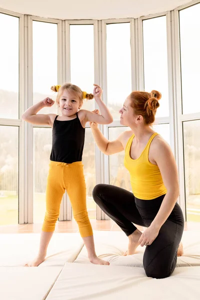 Young Fit Mom Her Daughter Matching Clothes Showing Muscles Fitness — Stock Photo, Image