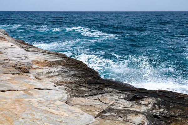 Des Vagues Mer Frappent Les Rochers Sur Plage Grèce — Photo