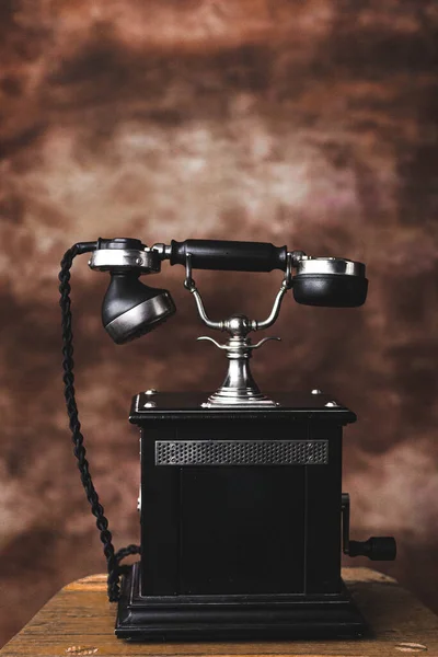 Preto Velho Telefone Antigo Isolado Fundo Marrom — Fotografia de Stock