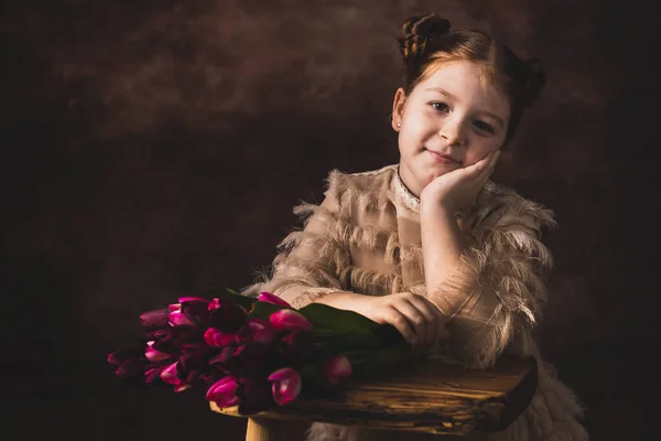 Портрет Маленької Рудої Дівчинки Купою Тюльпанів Перед Нею — стокове фото