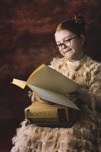 Retrato Una Niña Pelirroja Leyendo —  Fotos de Stock