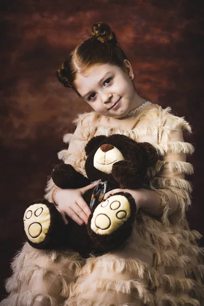 Портрет Дівчинки Рудим Волоссям Тримає Плюшевого Ведмедя — стокове фото