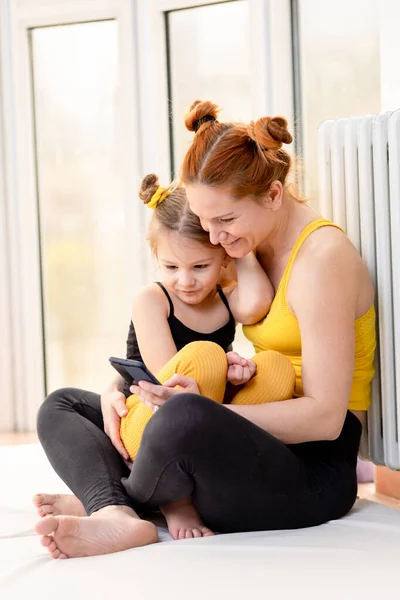 Young Fit Mom Having Loving Time Her Daughter Looking Phone — Stock Photo, Image