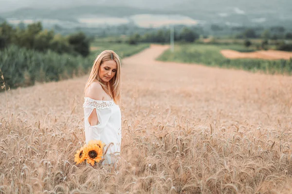 Young Blonde Woman Standing Wheat Field Sunflowers Her Hand — Photo