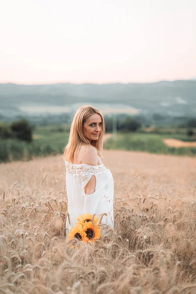 Young Blonde Woman Standing Wheat Field Sunflowers Her Hand — Foto de Stock