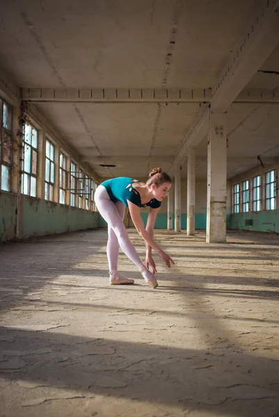 Ballerina Menari Gedung Tua Muda Elegan Wanita Yang Anggun Penari — Stok Foto