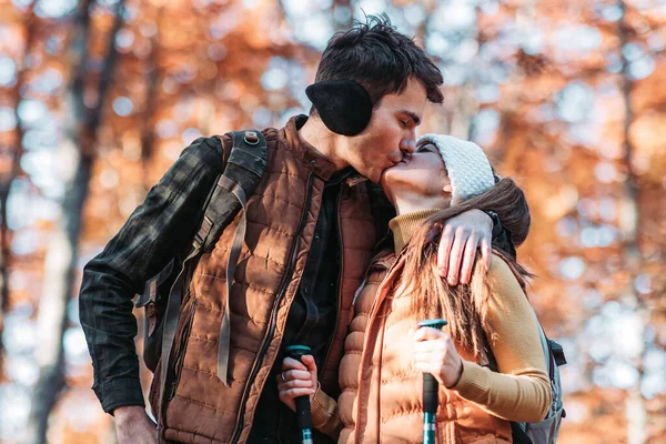 Young Couple Kissing Woods Hiking Outdoors — Stock Photo, Image