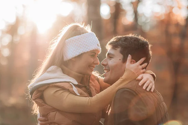 Casal Jovem Romântico Olhar Para Amor Floresta Hora Outono — Fotografia de Stock