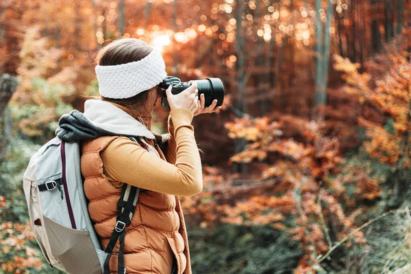 Junge Fotografin Fotografiert Mit Ihrer Kamera Der Natur — Stockfoto