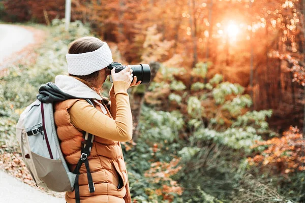 Jovem Fotógrafa Tirando Fotos Natureza Com Sua Câmera — Fotografia de Stock