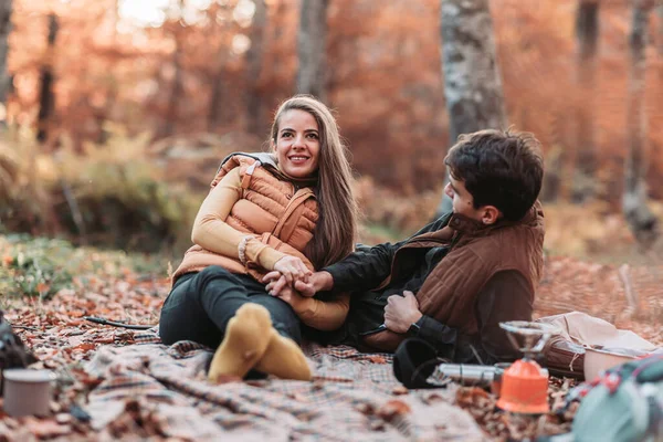 Casal Romântico Fazer Piquenique Floresta Vibrações Outono — Fotografia de Stock