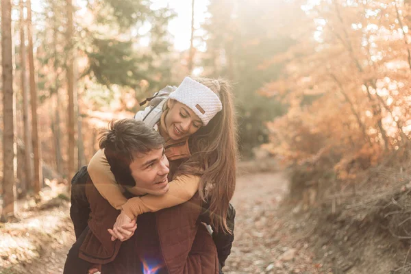 Junges Romantisches Paar Wald Huckepack Fahren Gemeinsam Glücklich — Stockfoto