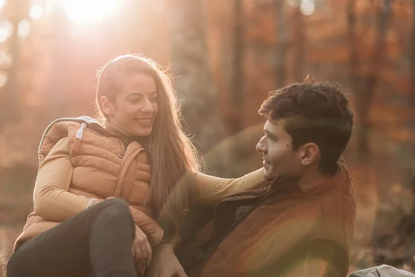 Casal Jovem Romântico Olhar Para Amor Floresta Hora Outono — Fotografia de Stock