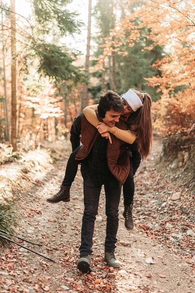 森の中の若いロマンチックなカップル ピギーバックに乗る 一緒に幸せ — ストック写真