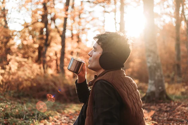 Junger Mann Trinkt Aus Einem Stahlbecher Herbstliche Farben Picknick — Stockfoto