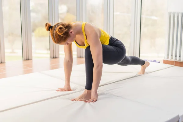 Ung Passform Kvinna Stretching Ben Gymmet — Stockfoto